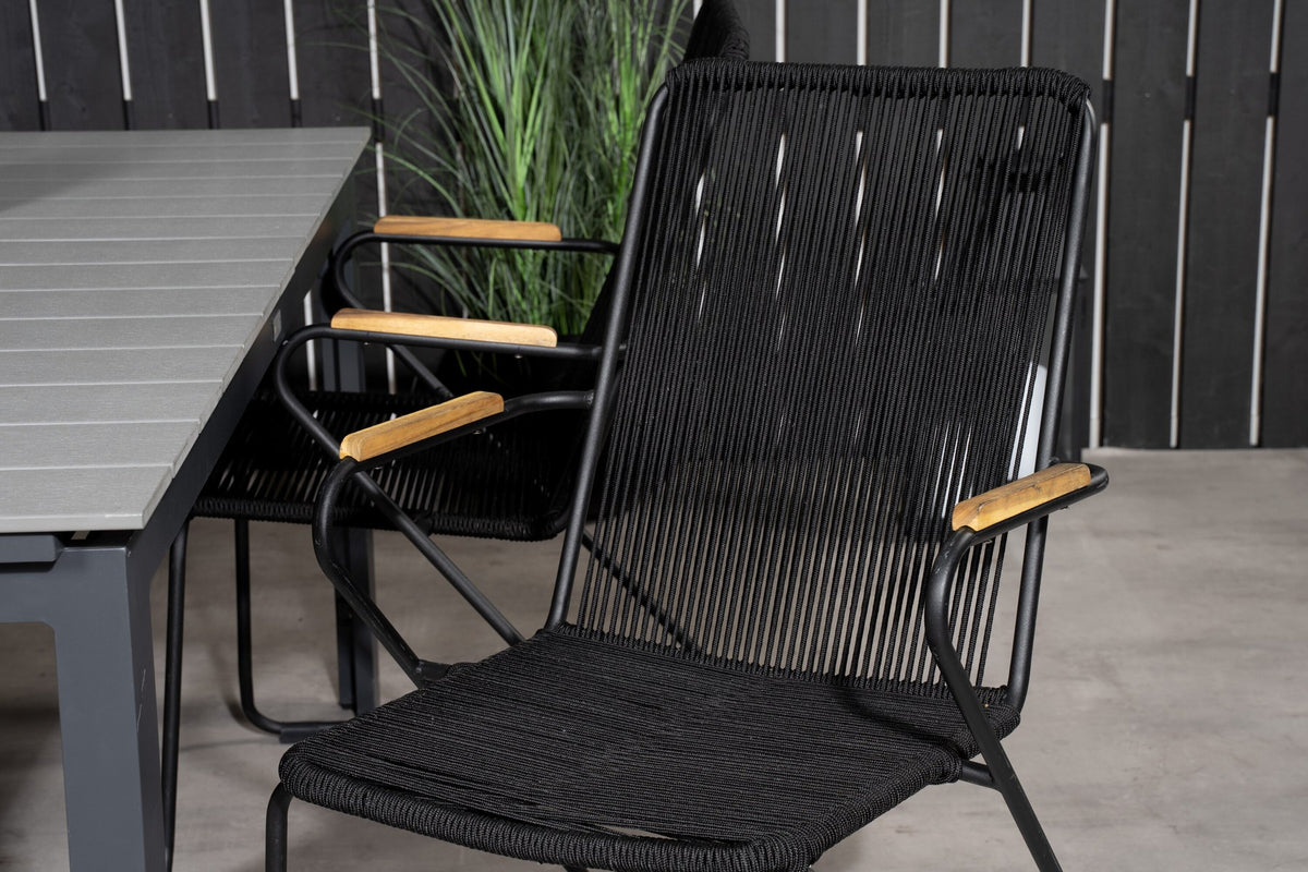 Schwarzer rechteckiger Gartentisch aus Aintwood und Aluminium mit grauer Tischplatte, dazu zwei schwarze Esszimmerstühle mit Pulverbeschichtung.