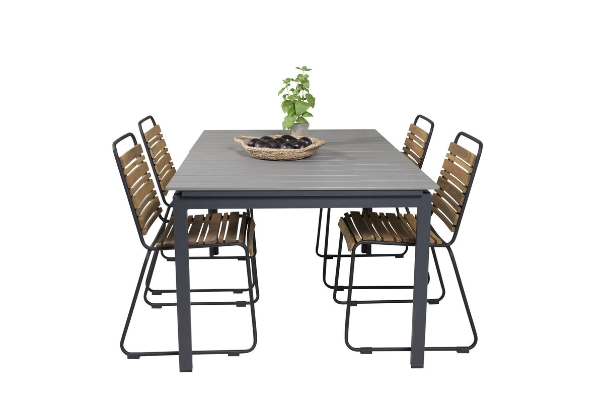 Rechteckiger Gartentisch mit grauer Aintwood-Tischplatte und schwarzem Stahlgestell, daneben zwei Esszimmerstühle aus Aintwood und Aluminium in Natur.