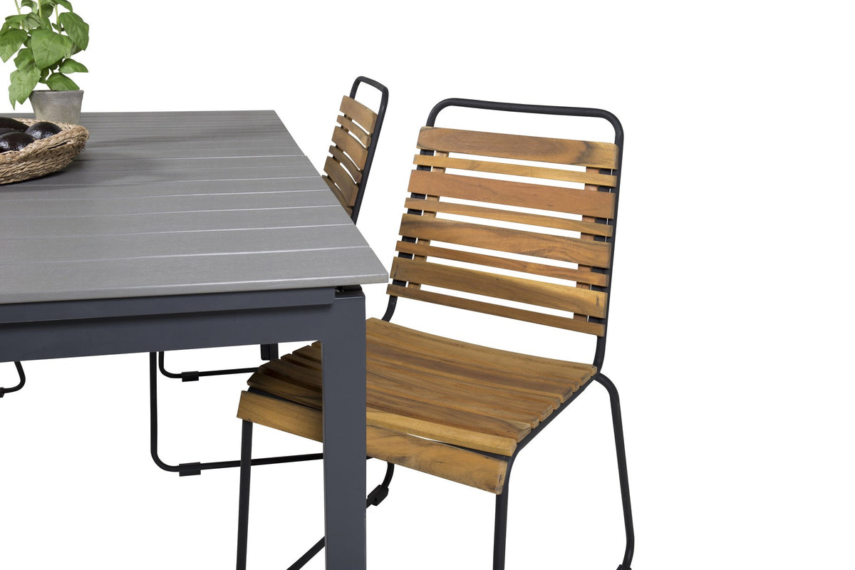 Rechteckiger Gartentisch mit grauer Aintwood-Tischplatte und schwarzem Stahlgestell, daneben zwei Esszimmerstühle aus Aintwood und Aluminium in Natur.