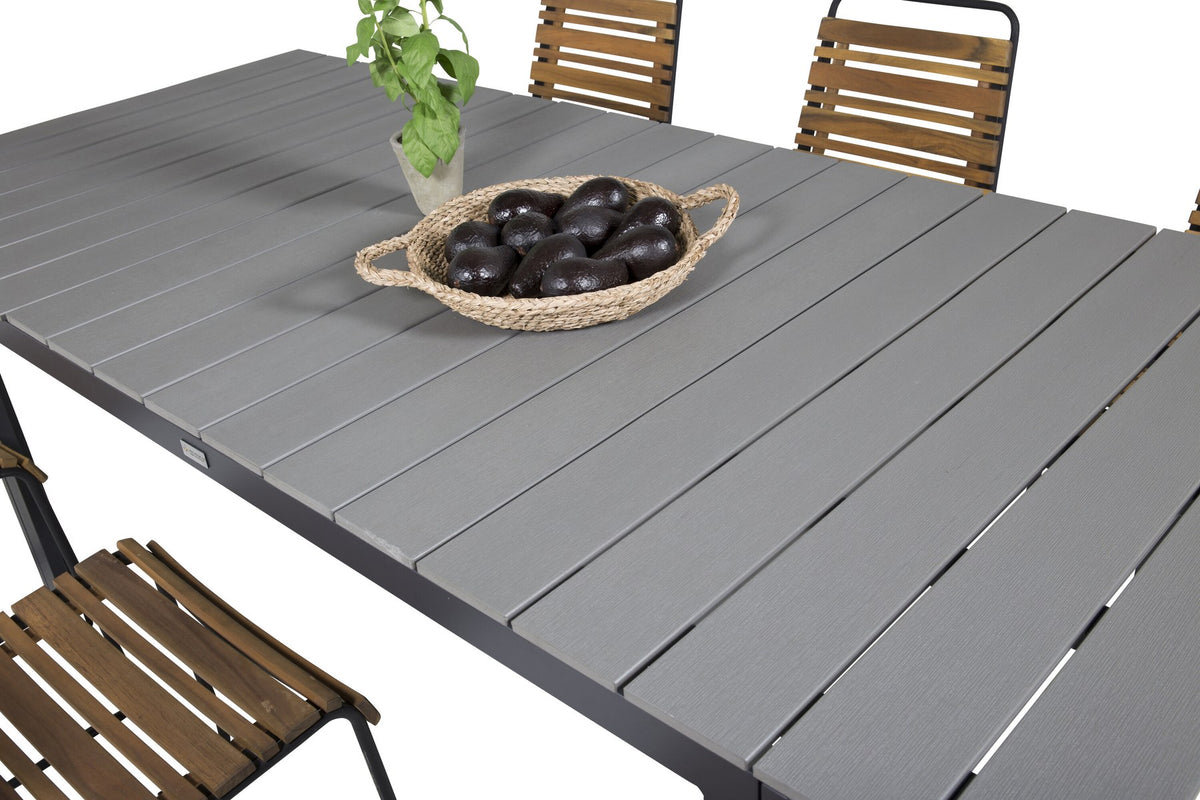 Rechteckiger Gartentisch mit grauer Aintwood-Tischplatte und schwarzem Stahlgestell, daneben zwei Esszimmerstühle aus Aintwood und Aluminium in Natur.