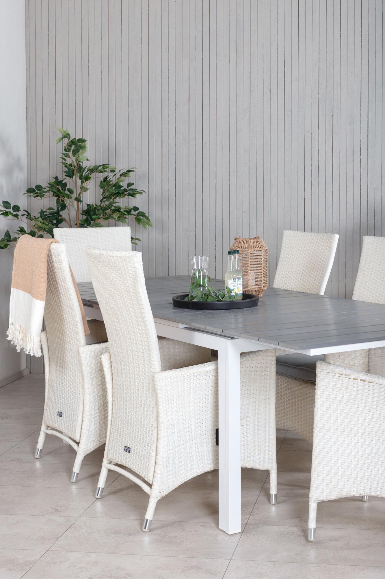 Stilvolles, ausziehbares Levels Outdoor-Tischset von Venture Home für 6 Personen, wetterfest und komfortabel.