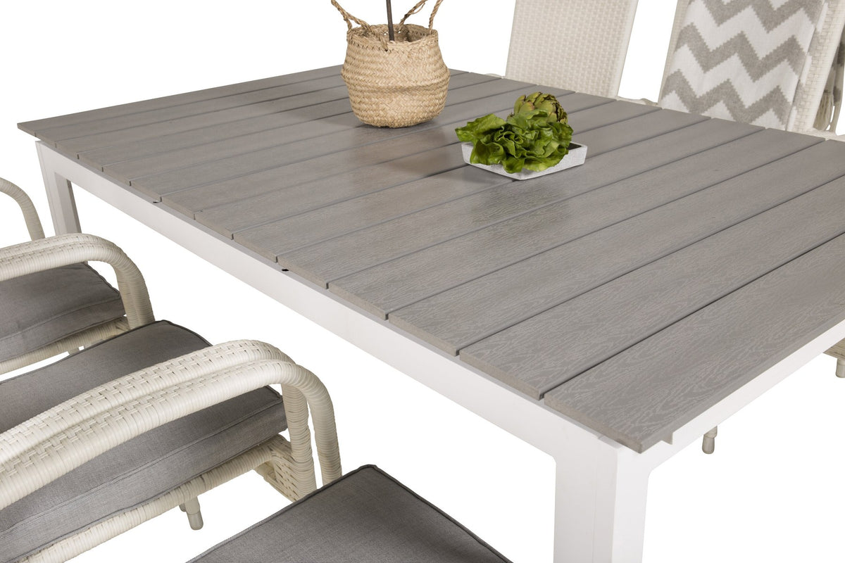 Weisser rechteckiger Gartentisch Levels mit grauer Aintwood-Tischplatte und zwei weisse Esszimmerstühle Anna aus Aintwood und Aluminium.
