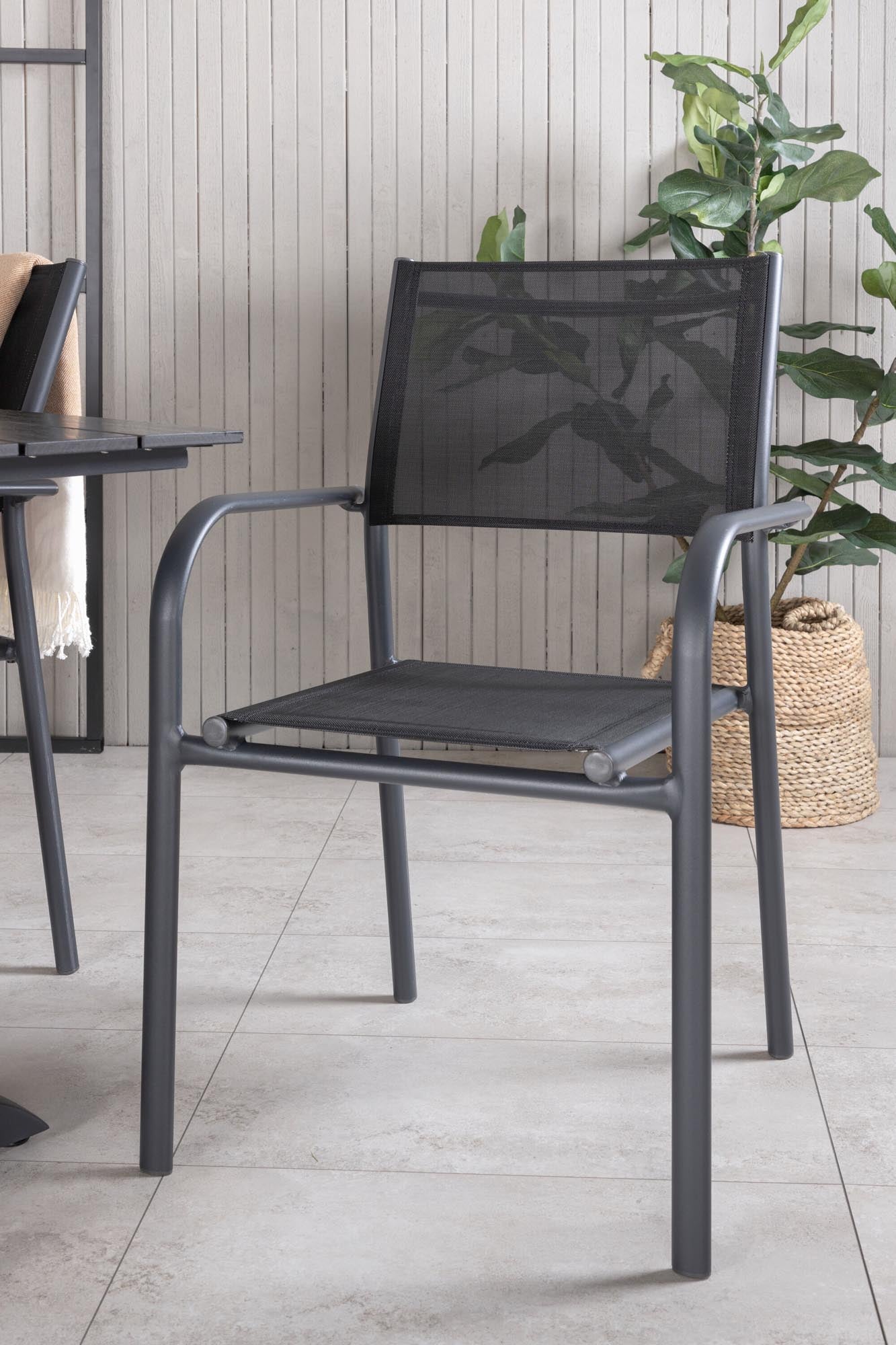 Elegantes Denver Outdoor-Tischset mit 120 cm Tisch und 4 komfortablen Santorini-Stühlen. Ideal für kleine Terrassen und Gärten.