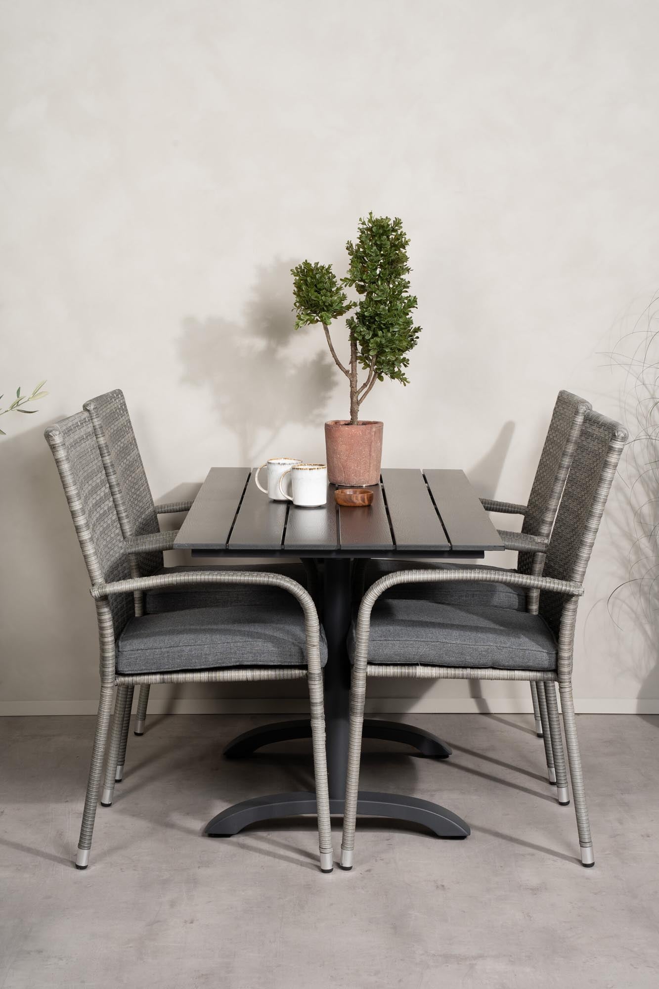 Elegantes Denver Tischset + Anna 120cm für stilvolle Gartenfeste.