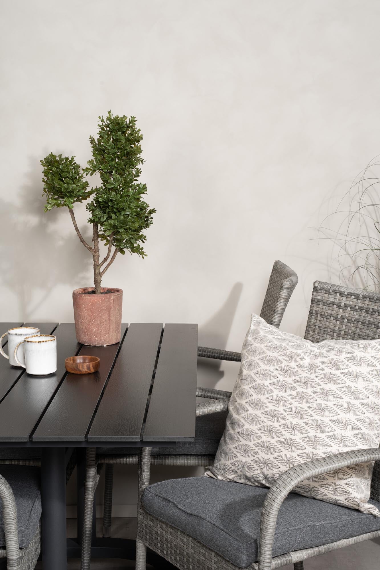 Stilvolles Denver Tischset + Anna 120cm für sonnige Outdoor-Momente.