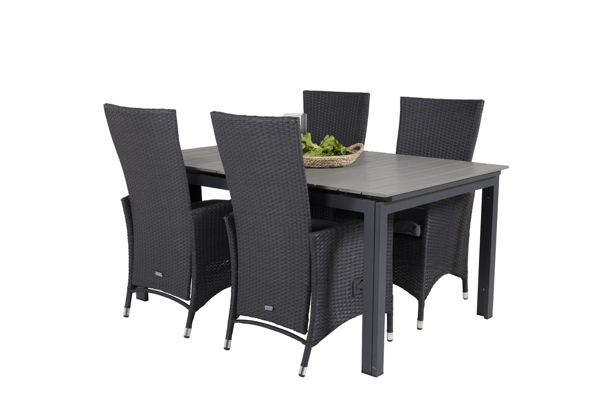 Foto eines rechteckigen Esstischs mit grauer Aintwood-Tischplatte und Aluminiumbeinen sowie zwei schwarzen Relaxsesseln mit Polyesterbezug im Garten.