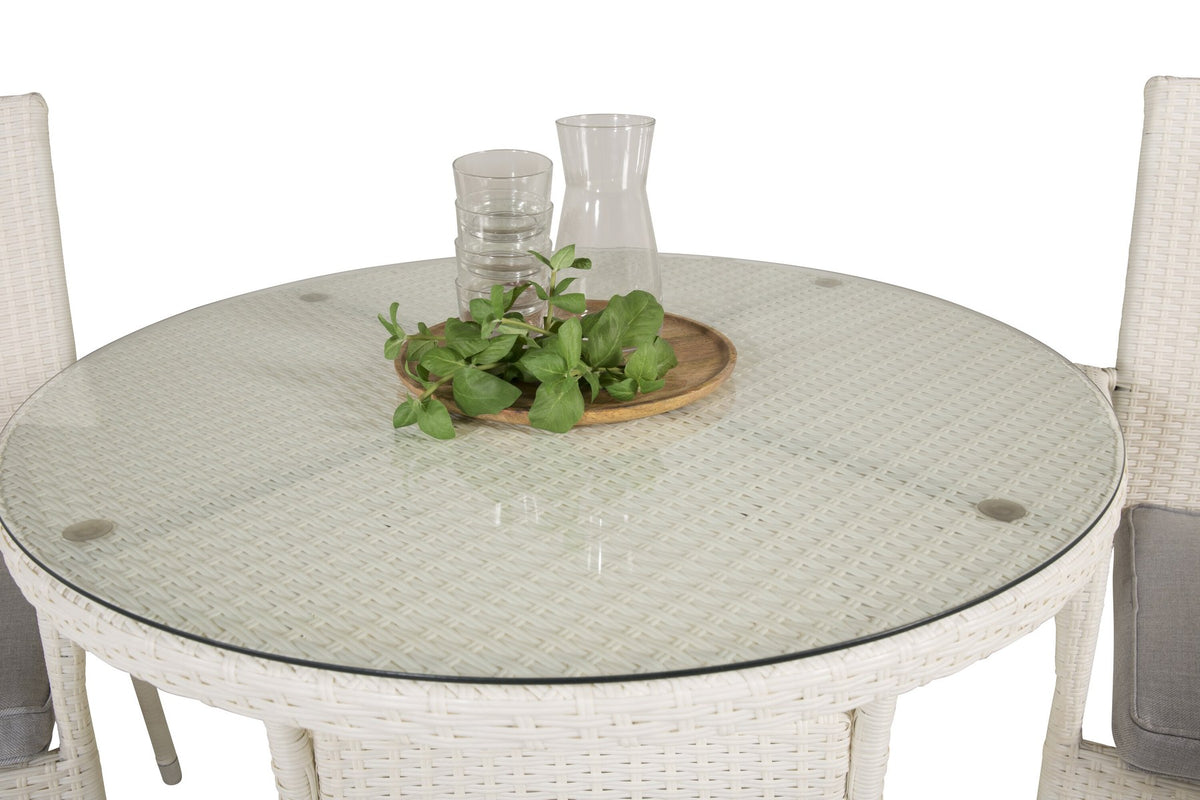 Weisses Gartentischset Volta mit rundem Glastisch ⌀90cm auf Aluminiumgestell und vier stapelbaren Anna-Sesseln aus Geflecht.
