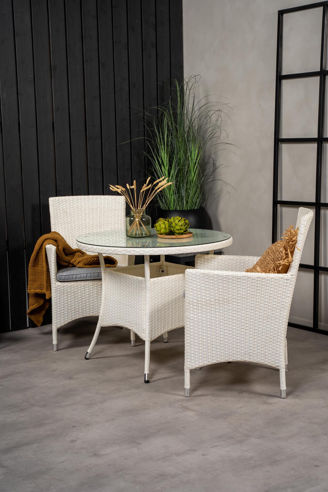 Verleihen Sie Ihrem Außenbereich mit dem Volta Outdoor-Tischset + Malin ⌀90cm/2St. von Venture Home einen Hauch von Eleganz. Ideal für entspannte Stunden im Freien!