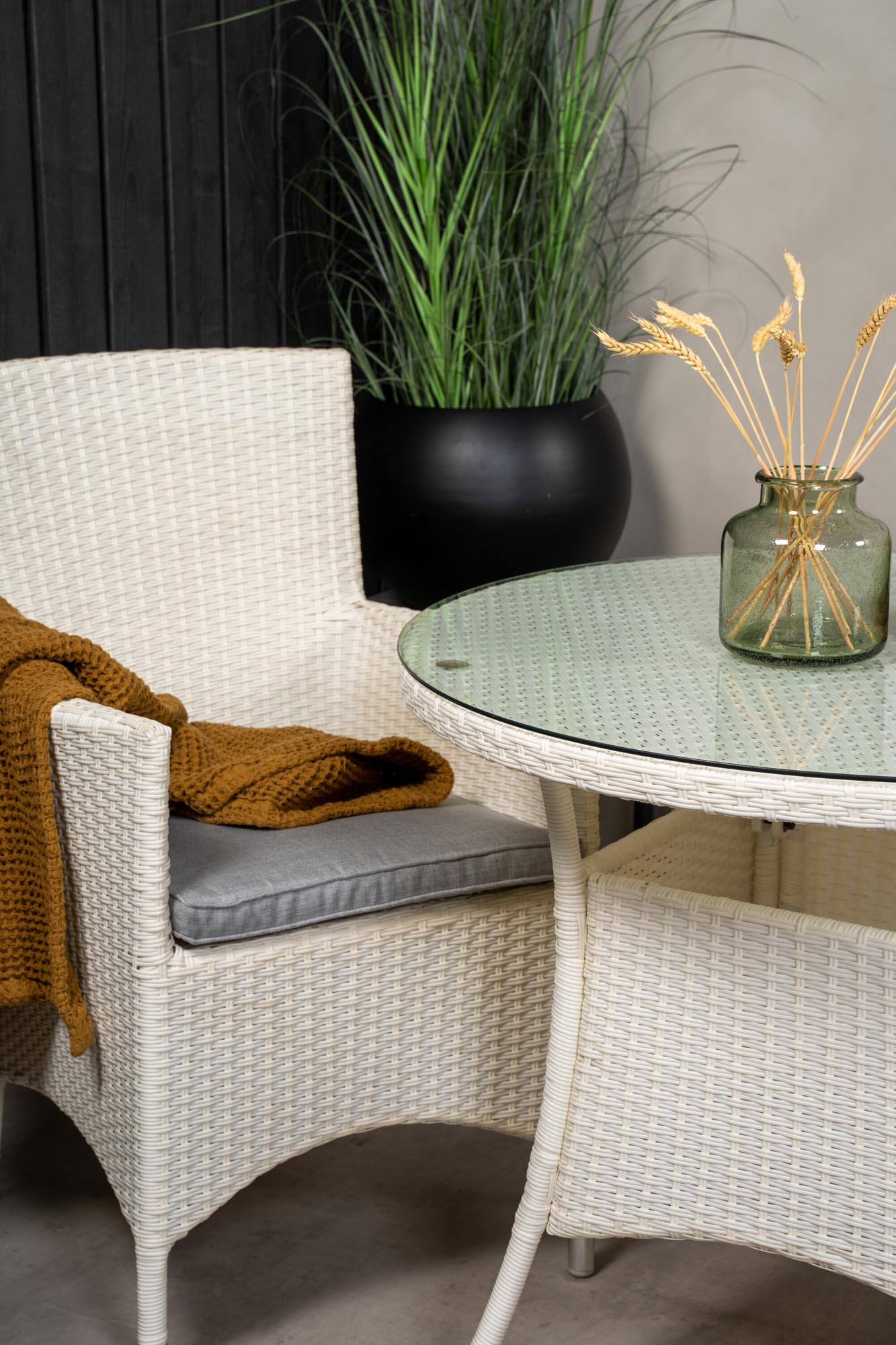 Gestalten Sie Ihre Terrasse stilvoll mit dem Volta Outdoor-Tischset + Malin ⌀90cm/2St. von Venture Home. Perfekt für gesellige Momente im Freien!