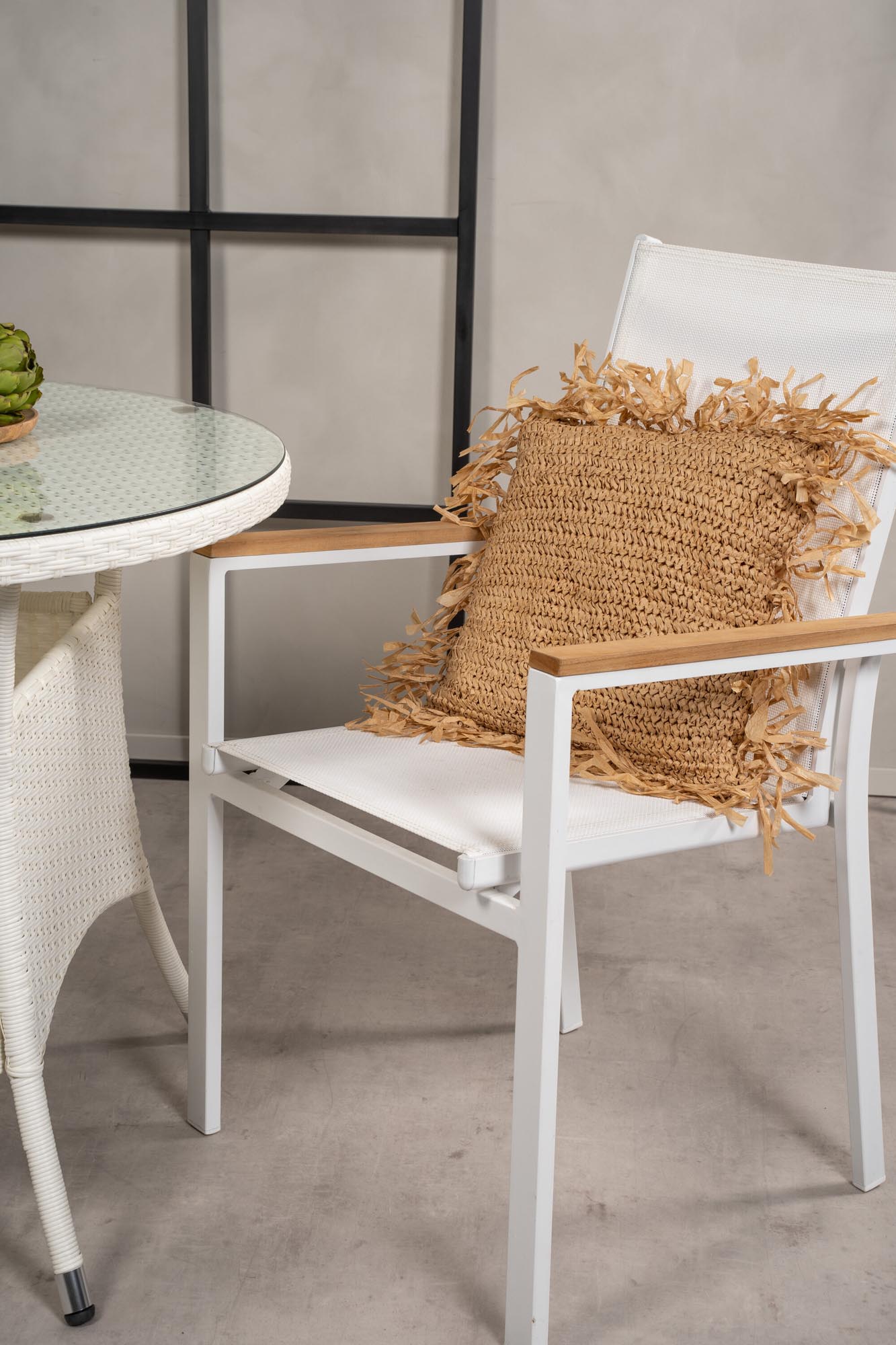 Volta Outdoor-Tischset + Texas ⌀90cm/2St. in Weiss präsentiert im Onlineshop von KAQTU Design AG. Gartentischset ist von Venture Home