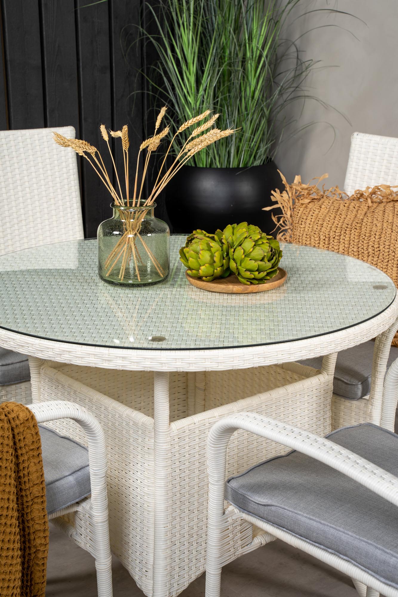 Volta Outdoor-Tischset + Anna ⌀90cm/4St. in Grau weiss präsentiert im Onlineshop von KAQTU Design AG. Gartentischset ist von Venture Home