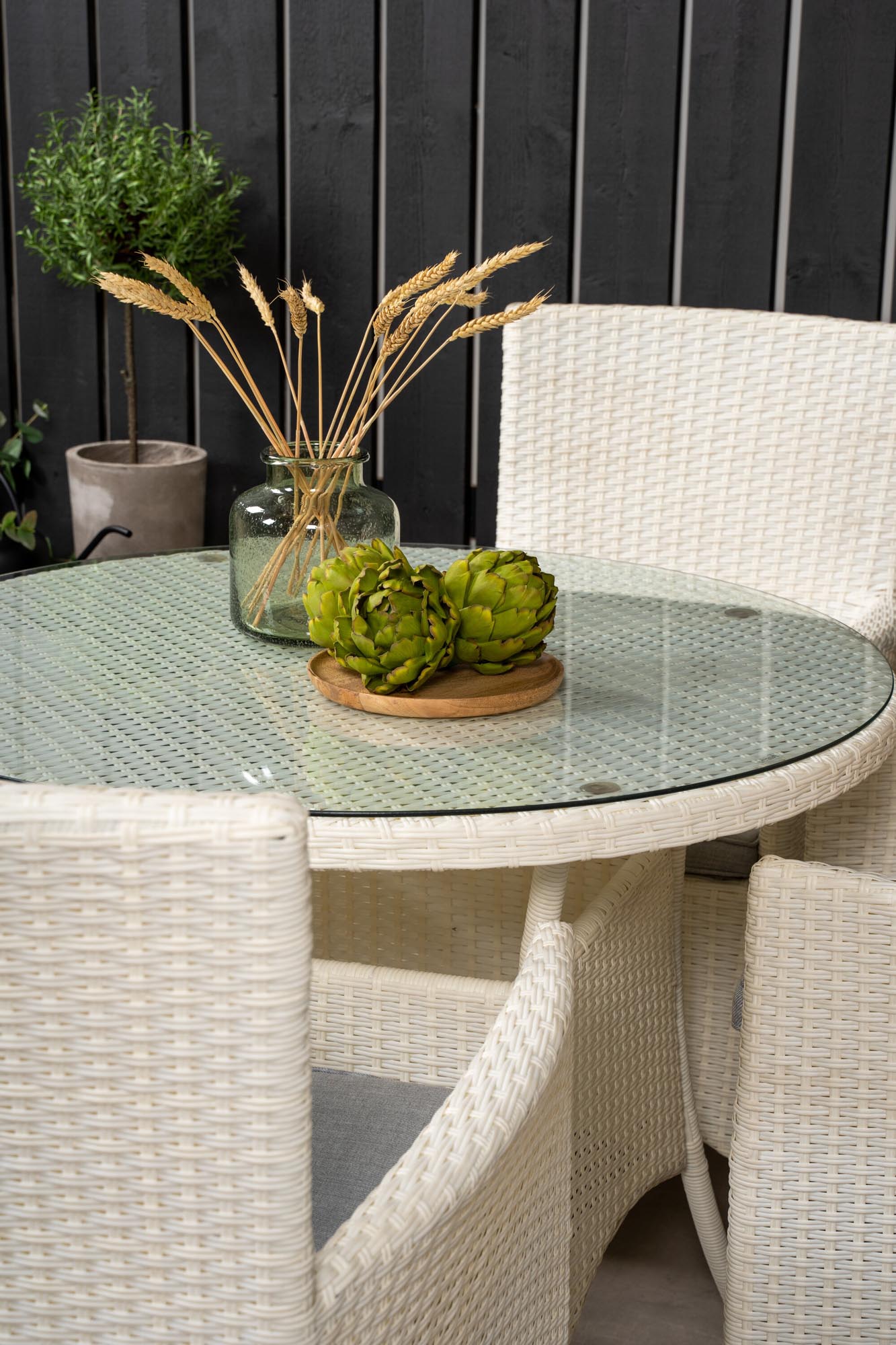 Volta Outdoor-Tischset + Malin ⌀90cm/4St. in Grau weiss präsentiert im Onlineshop von KAQTU Design AG. Gartentischset ist von Venture Home