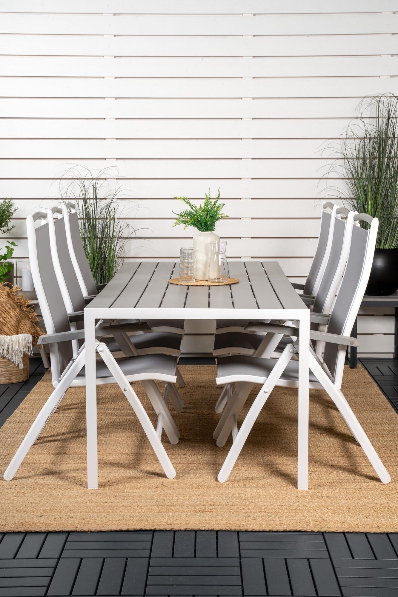 Stylisches Break Outdoor-Tischset von Venture Home für 6 Personen. Ideal für gesellige Abende im Freien mit langlebigen Materialien und hohem Komfort.