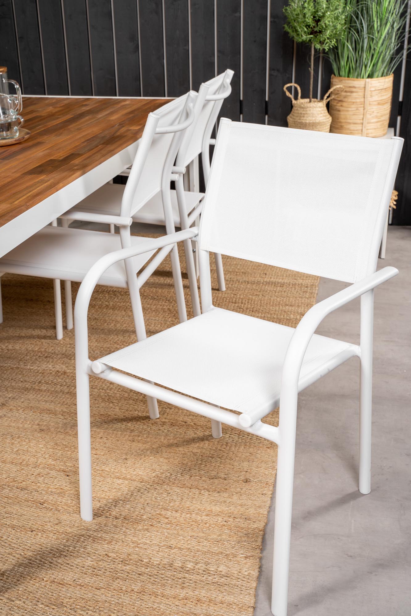 Elegantes Tischset für gesellige Sommerabende im Freien, robust und pflegeleicht.