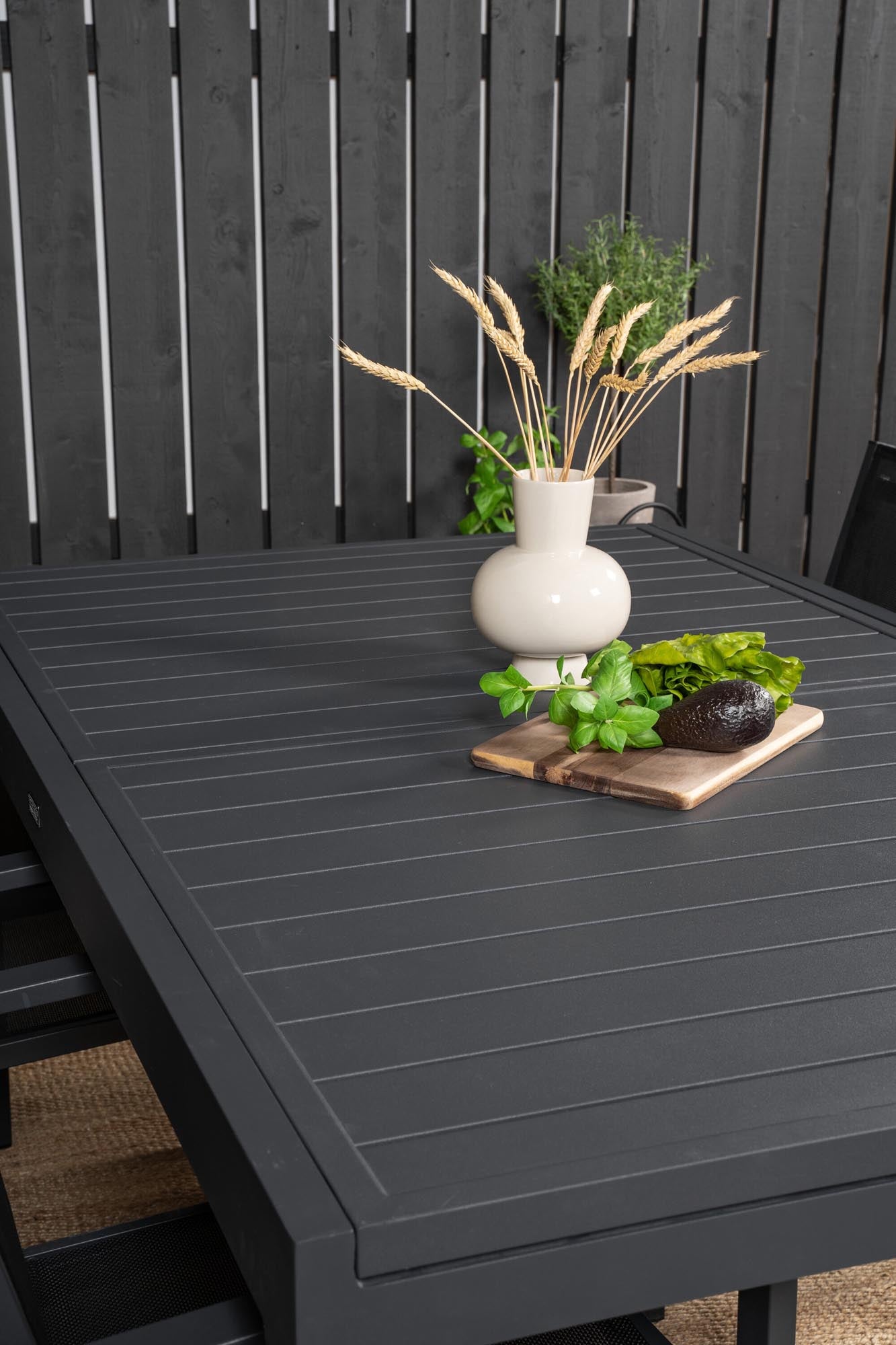 Marbella Outdoor-Tischset ausziehbar + Copacabana 240cm/4St. in Schwarz präsentiert im Onlineshop von KAQTU Design AG. Gartentischset ist von Venture Home