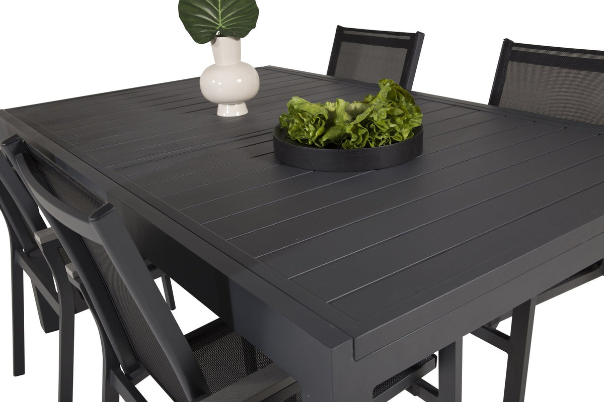 Schwarzes Gartentischset aus Aluminium: ausziehbarer Marbella Tisch mit stapelbaren Parma Armstühlen, pulverbeschichtete Oberfläche.