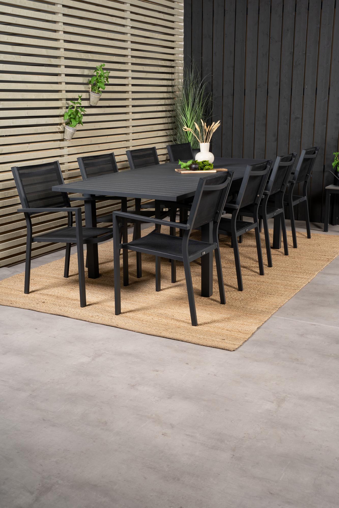 Marbella Outdoor-Tischset ausziehbar + Copacabana Stacking 240cm/8St. in Schwarz präsentiert im Onlineshop von KAQTU Design AG. Gartentischset ist von Venture Home