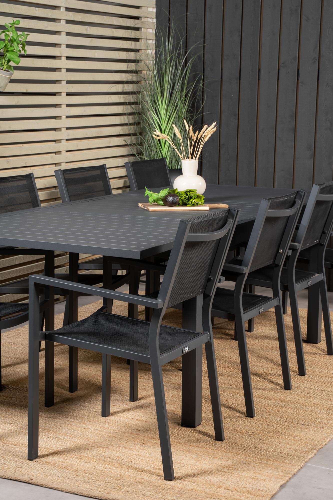 Marbella Outdoor-Tischset ausziehbar + Copacabana Stacking 240cm/8St. in Schwarz präsentiert im Onlineshop von KAQTU Design AG. Gartentischset ist von Venture Home