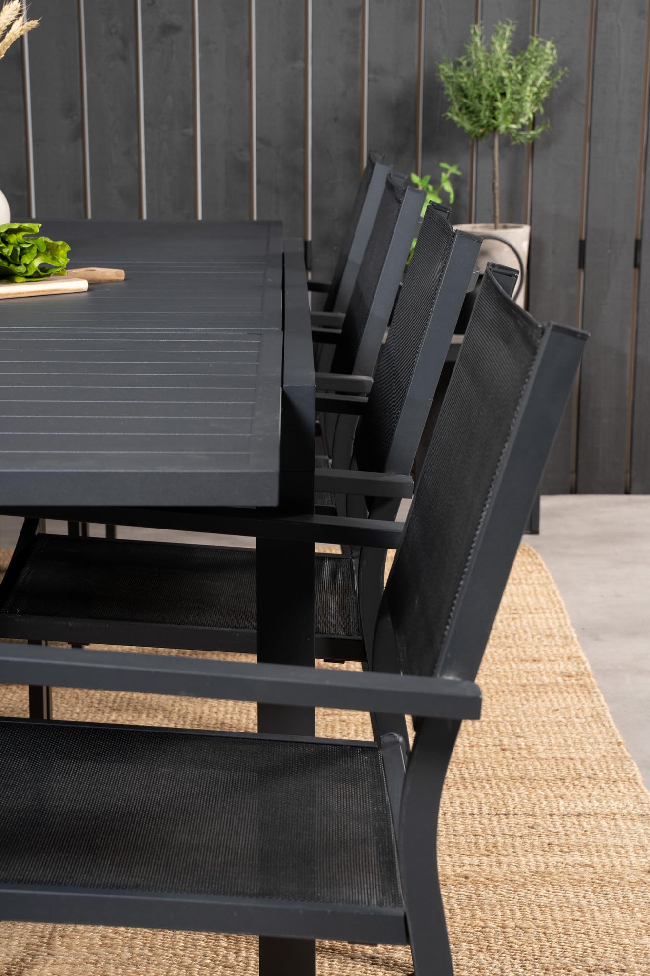Marbella Outdoor-Tischset ausziehbar + Copacabana Stacking 240cm/8St. in Schwarz präsentiert im Onlineshop von KAQTU Design AG. Gartentischset ist von Venture Home
