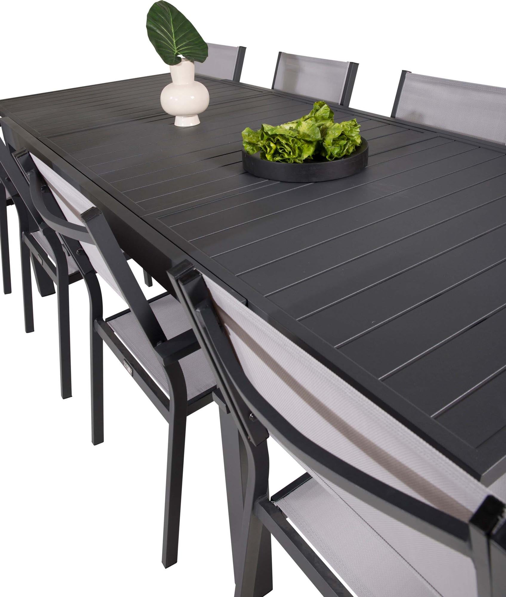 Entdecken Sie das Marbella Outdoor-Tischset: Ausziehbarer Tisch für 8 Personen, wetterfest und stilvoll – ideal für gesellige Abende im Freien.