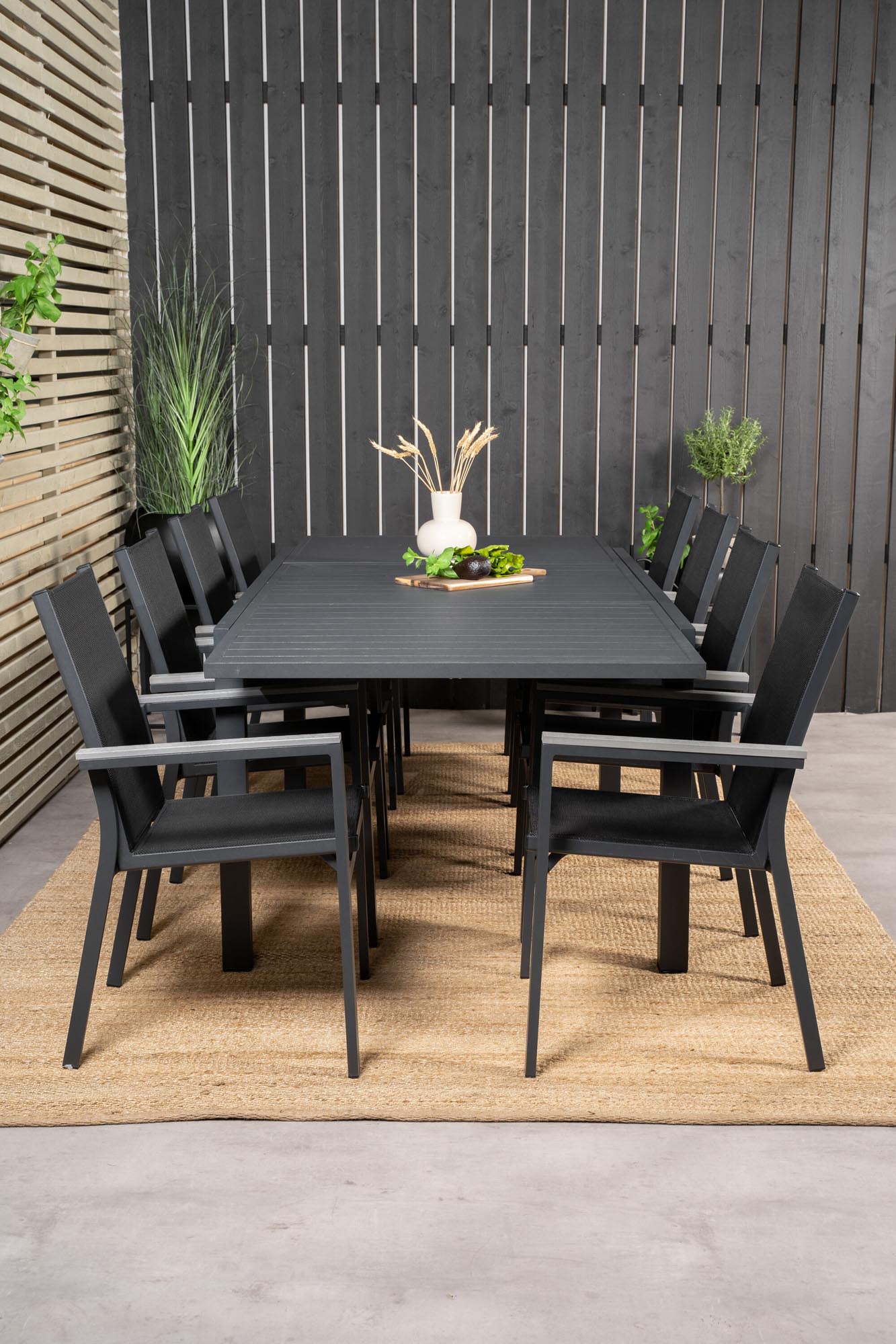 Eleganter Marbella Tisch & stapelbare Parma Stühle von Venture Home.