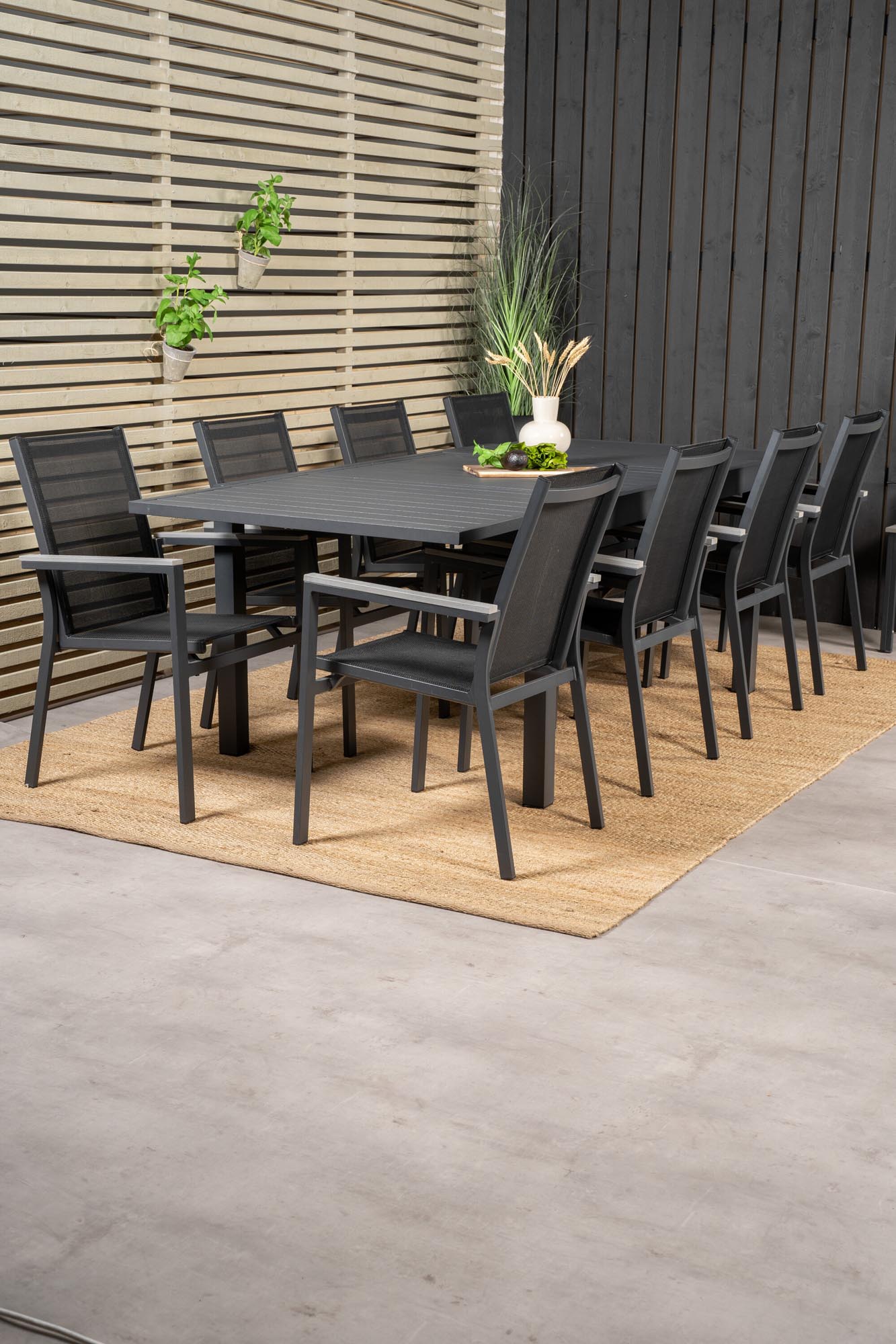 Marbella Gartentisch 160/240 + Parma Arm Stuhl (stapelbar) in Schwarzgrau präsentiert im Onlineshop von KAQTU Design AG. Gartentischset ist von Venture Home