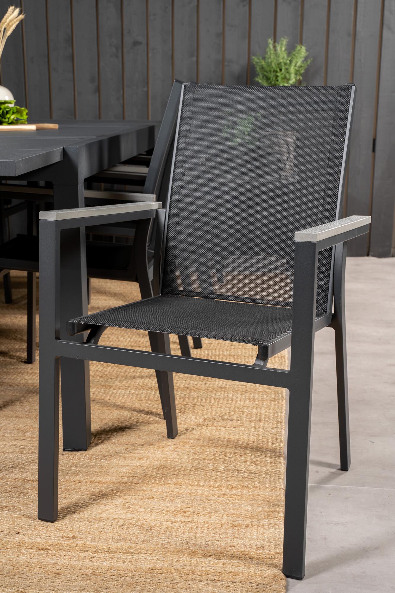 Marbella Gartentisch 160/240 + Parma Arm Stuhl (stapelbar) in Schwarzgrau präsentiert im Onlineshop von KAQTU Design AG. Gartentischset ist von Venture Home