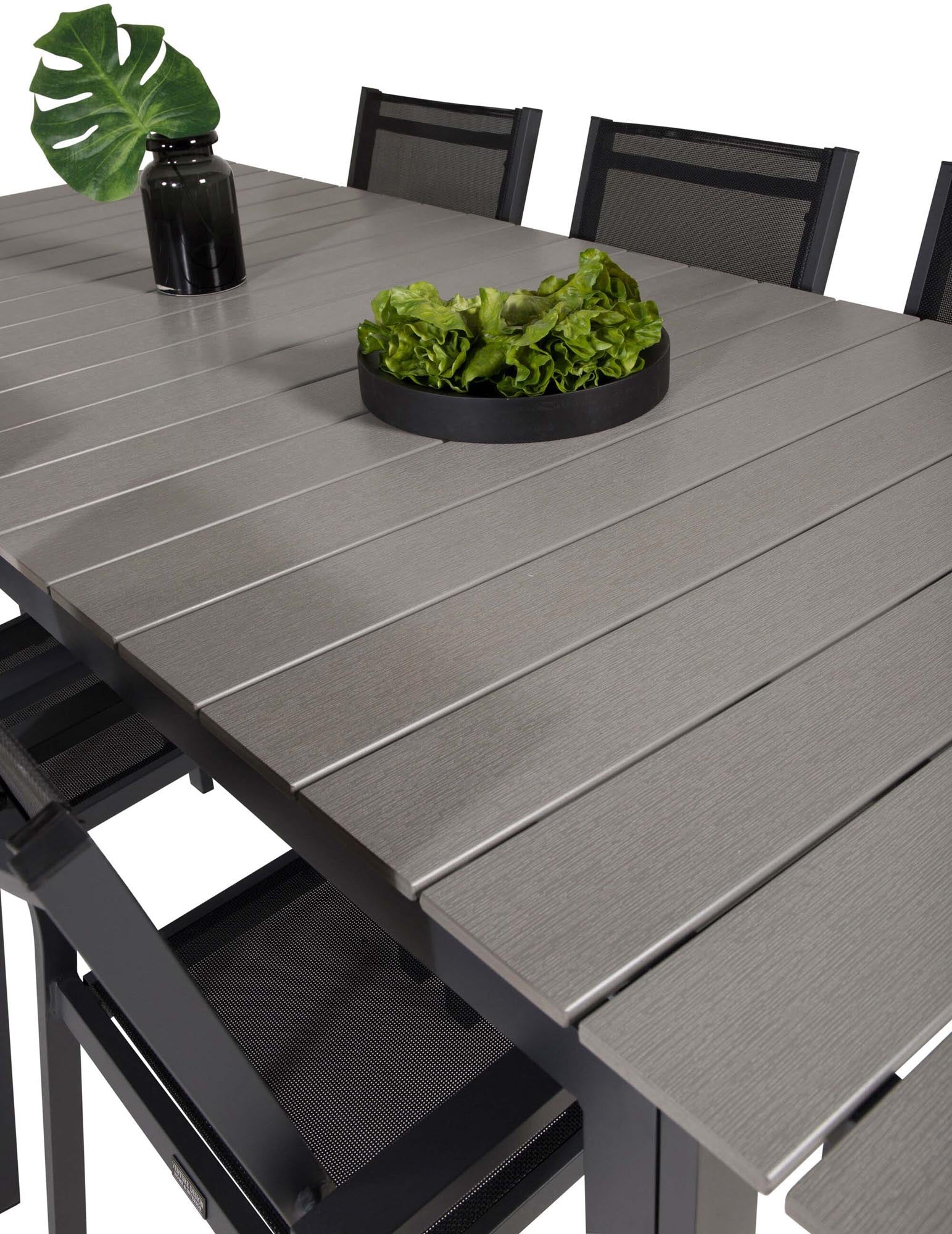 Stilvolles Outdoor-Tischset für bis zu 6 Personen: Wetterfester Tisch und komfortable Copacabana-Stühle für unvergessliche Sommerabende.