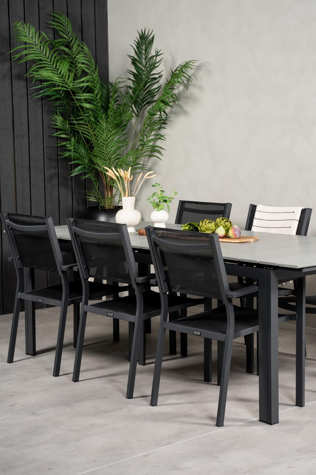 Stilvolles Outdoor-Set für 6 Personen: Langlebiger Tisch und bequeme Copacabana-Stühle für gesellige Sommerabende.