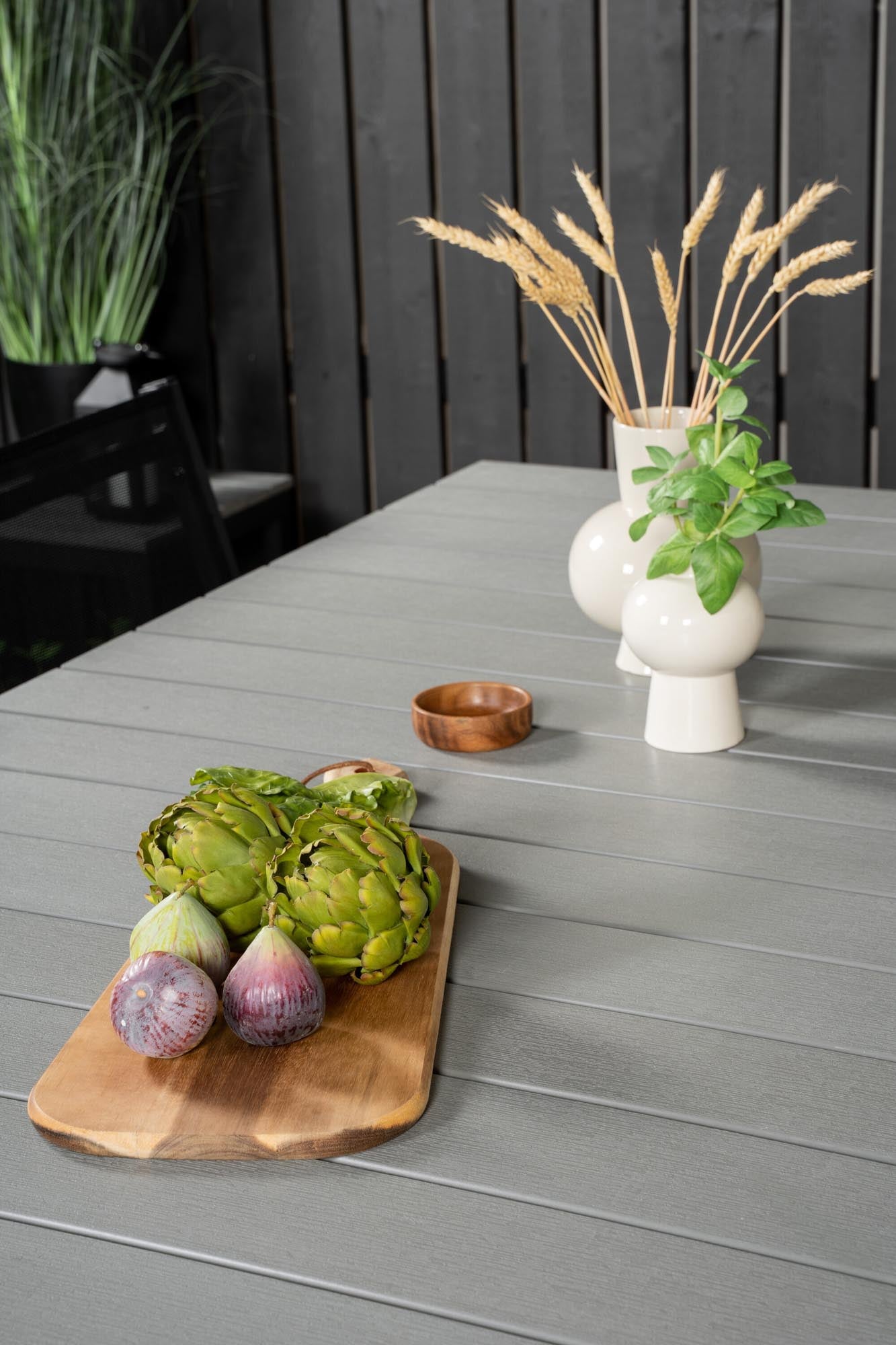 Levels Outdoor-Tischset + Copacabana 224cm/6St. in Schwarz präsentiert im Onlineshop von KAQTU Design AG. Gartentischset ist von Venture Home