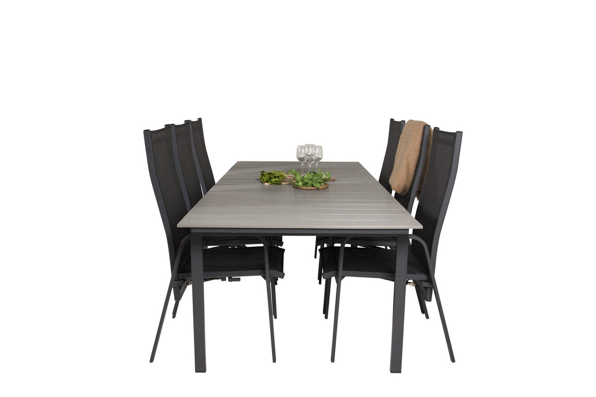 Rechteckiger Gartentisch mit grauer Aintwood-Platte und Aluminiumgestell, daneben zwei stapelbare Copacabana-Relaxsessel in Schwarz.