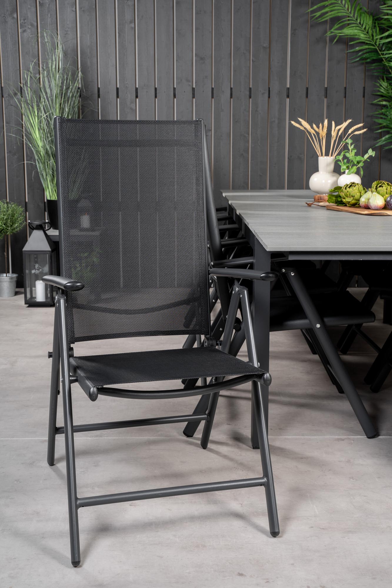 Elegantes Outdoor-Set für 8, ideal für stilvolle Gartenpartys.