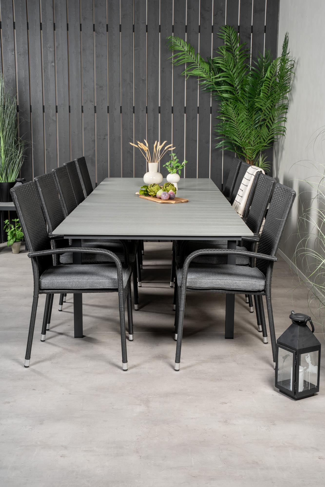 Elegantes Outdoor-Tischset von Venture Home: Levels Tisch mit 8 Anna Stühlen, 224 cm, ideal für stilvolle Gartenmomente.