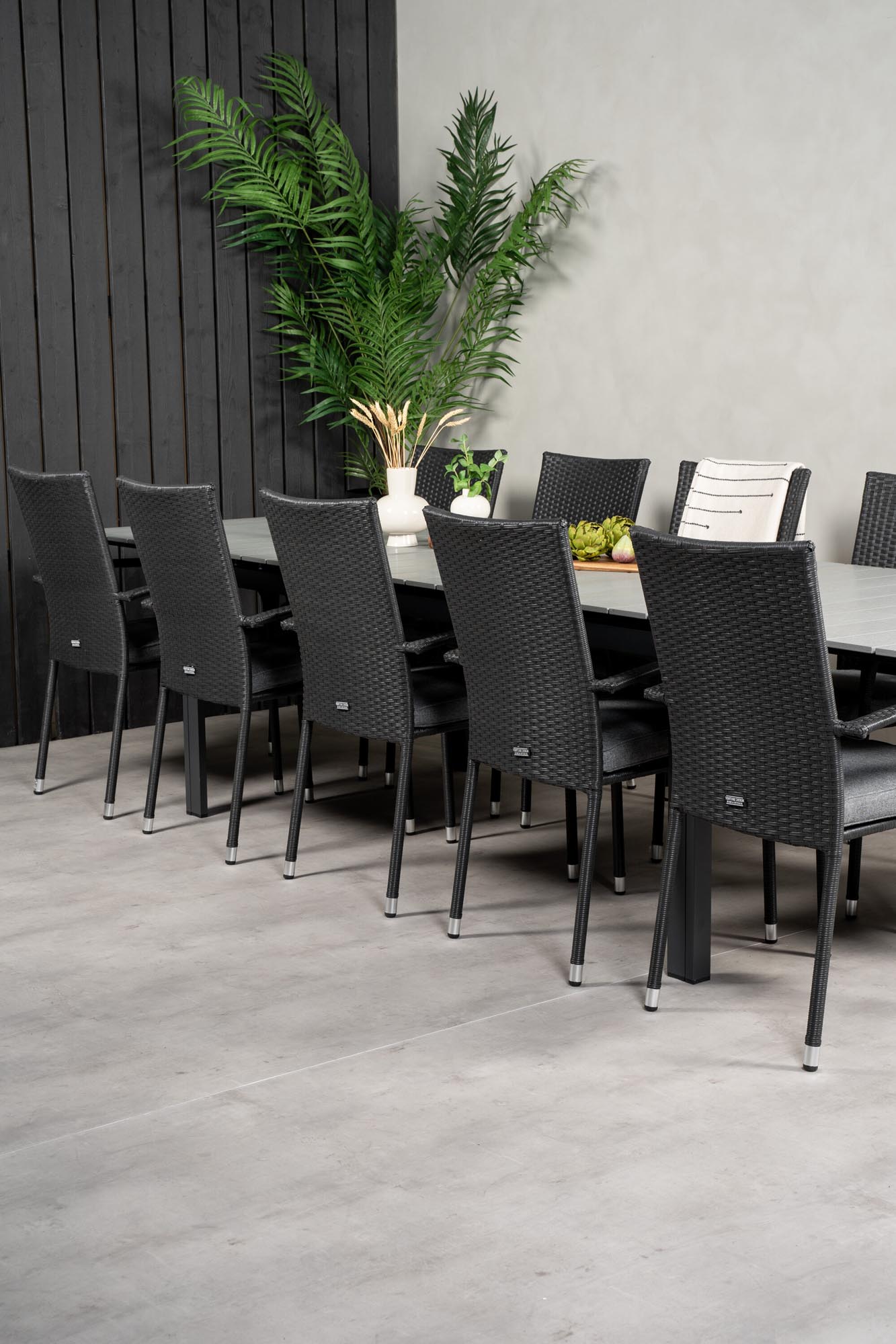 Levels Outdoor-Tischset + Anna 224cm/8St. in Schwarz präsentiert im Onlineshop von KAQTU Design AG. Gartentischset ist von Venture Home
