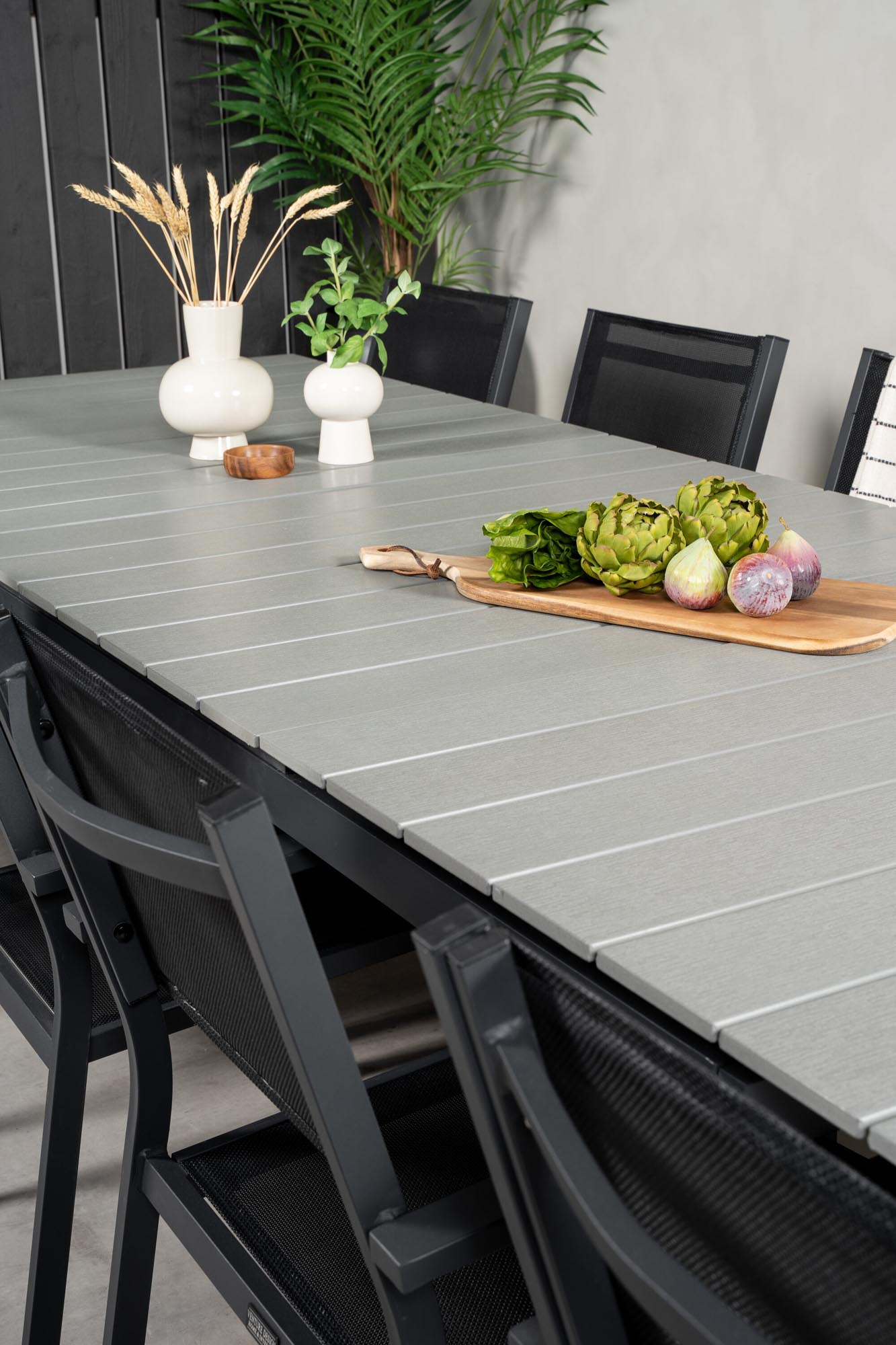 Levels Outdoor-Tischset + Copacabana 224cm/8St. in Schwarz präsentiert im Onlineshop von KAQTU Design AG. Gartentischset ist von Venture Home