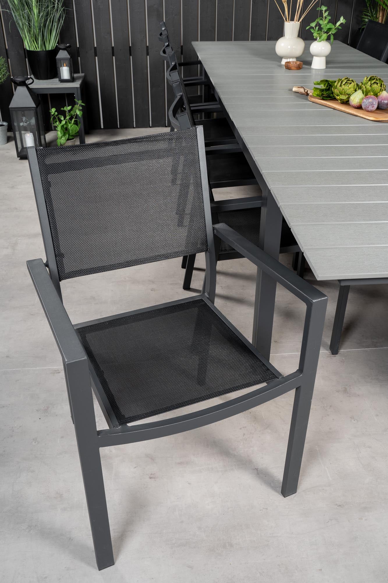 Levels Outdoor-Tischset + Copacabana 224cm/8St. in Schwarz präsentiert im Onlineshop von KAQTU Design AG. Gartentischset ist von Venture Home