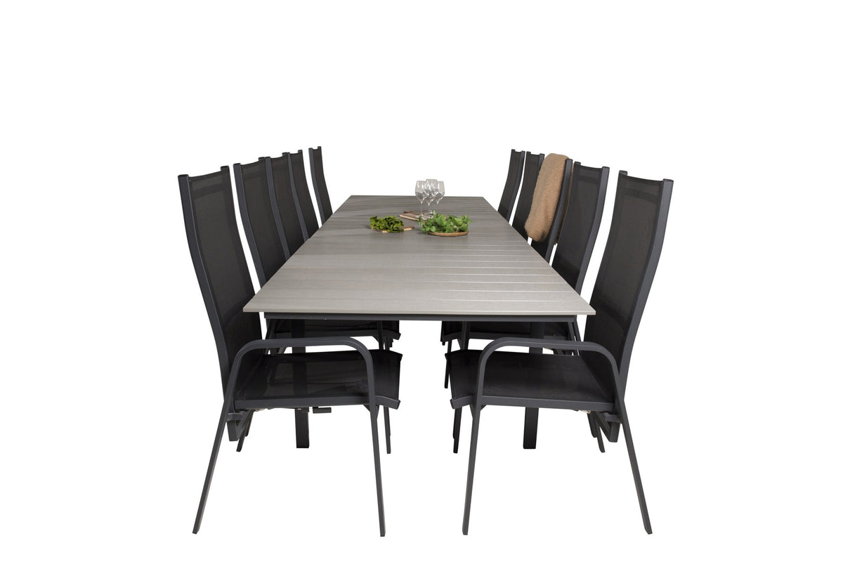 Rechteckiger Gartentisch mit grauer Aintwood-Platte und Aluminiumgestell, daneben zwei stapelbare Copacabana-Relaxsessel in Schwarz.