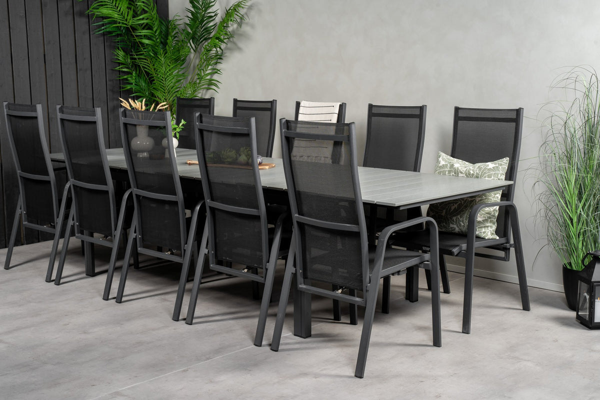 Rechteckiger Gartentisch mit grauer Aintwood-Platte und Aluminiumgestell, daneben zwei stapelbare Copacabana-Relaxsessel in Schwarz.