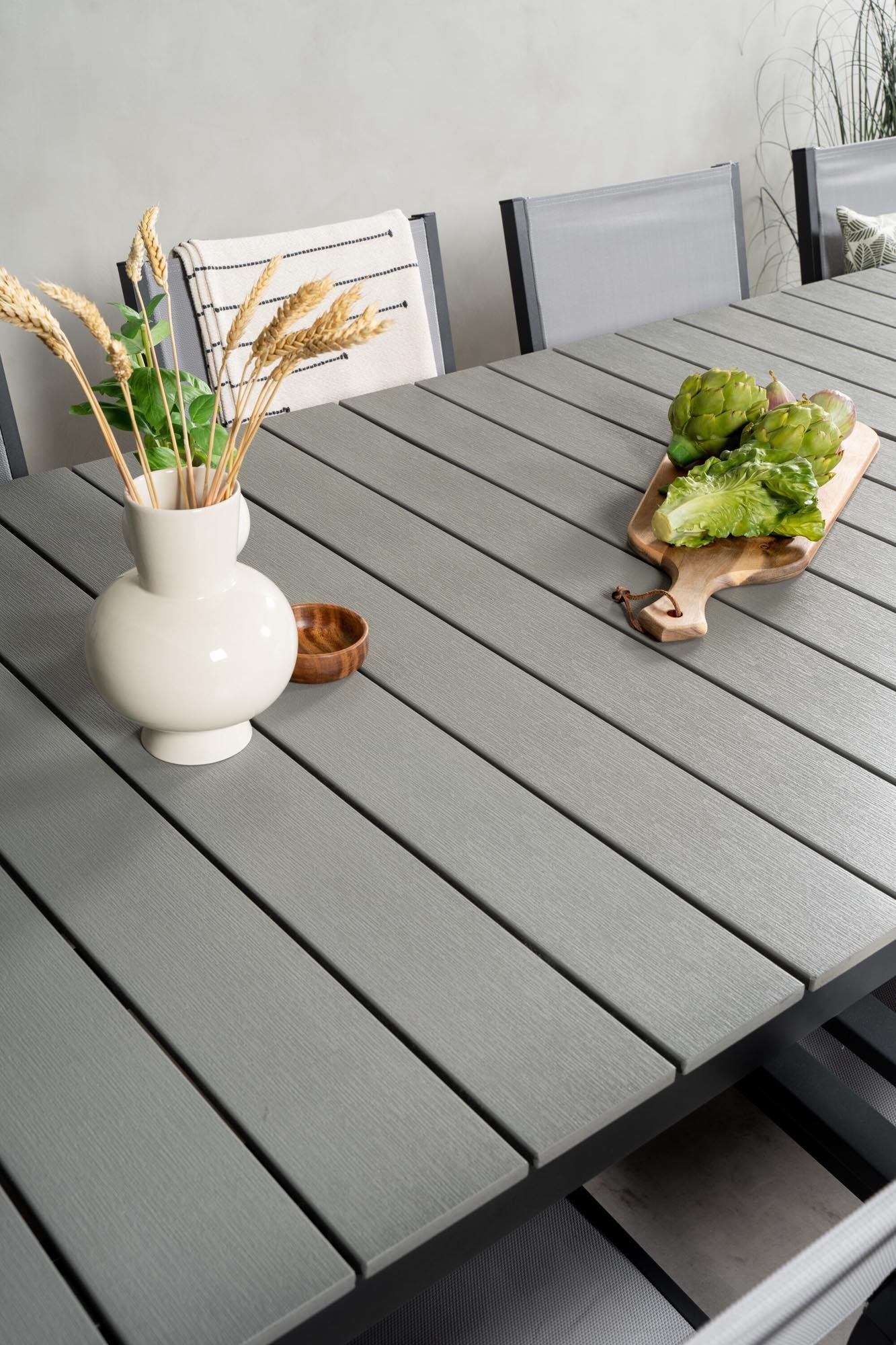 Levels Gartentisch 224/324 + Copacabana Arm Stuhl in Grau präsentiert im Onlineshop von KAQTU Design AG. Gartentischset ist von Venture Home