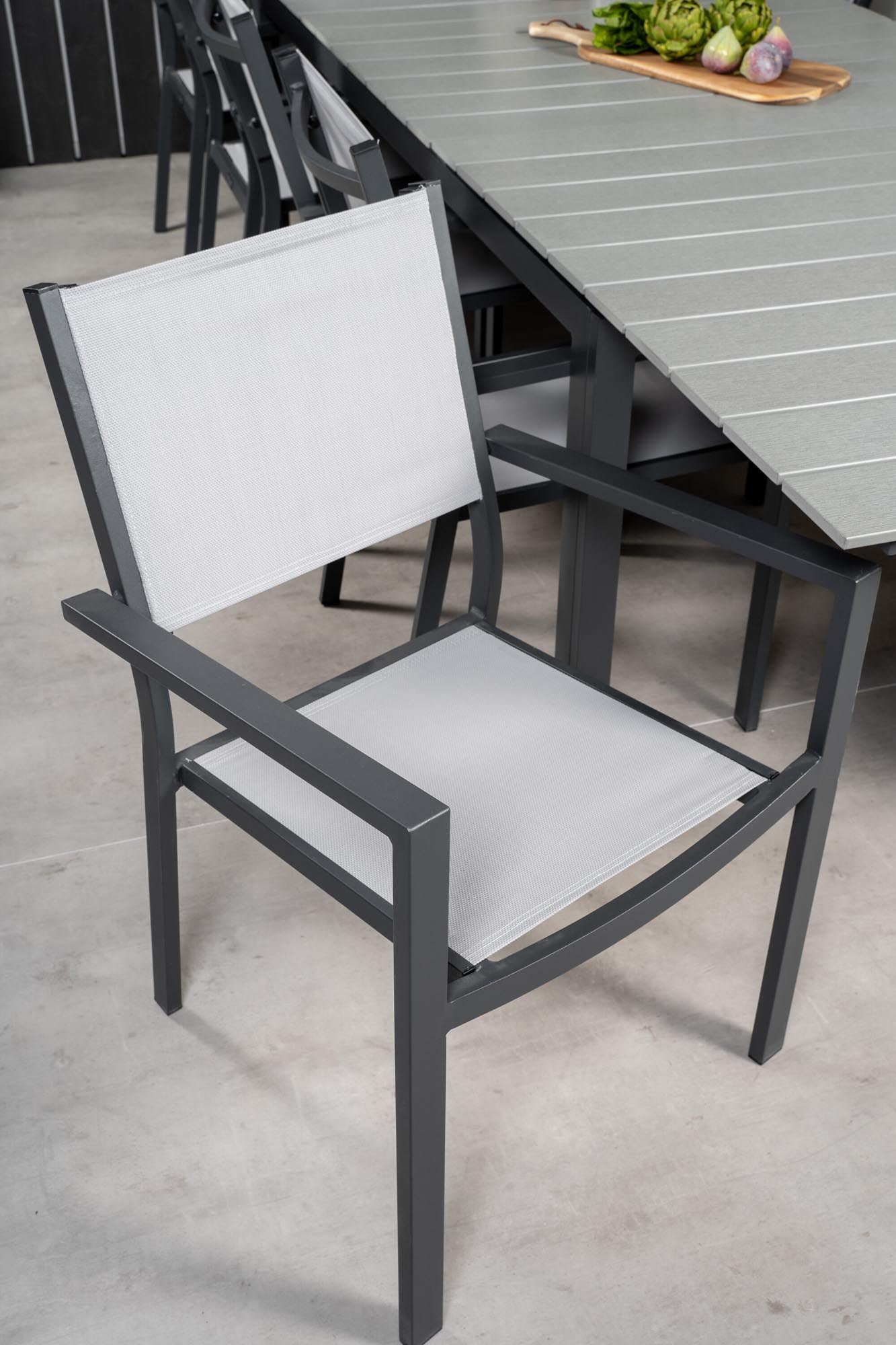 Eleganter Levels Esstisch mit Copacabana Stühlen, erweiterbar.