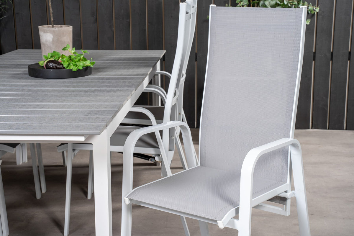 Gartentischset mit ausziehbarem Levels Esstisch aus Aluminium und Aintwood sowie acht stapelbaren Copacabana Stühlen mit grauem Textilene-Bezug.