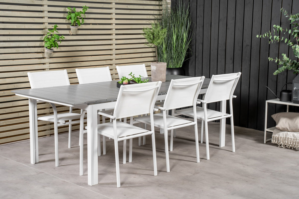 Weisses Gartentischset Levels & Santorini von Venture Home: rechteckiger Esstisch aus Aluminium und Aintwood mit stapelbaren Stühlen in Weiss.