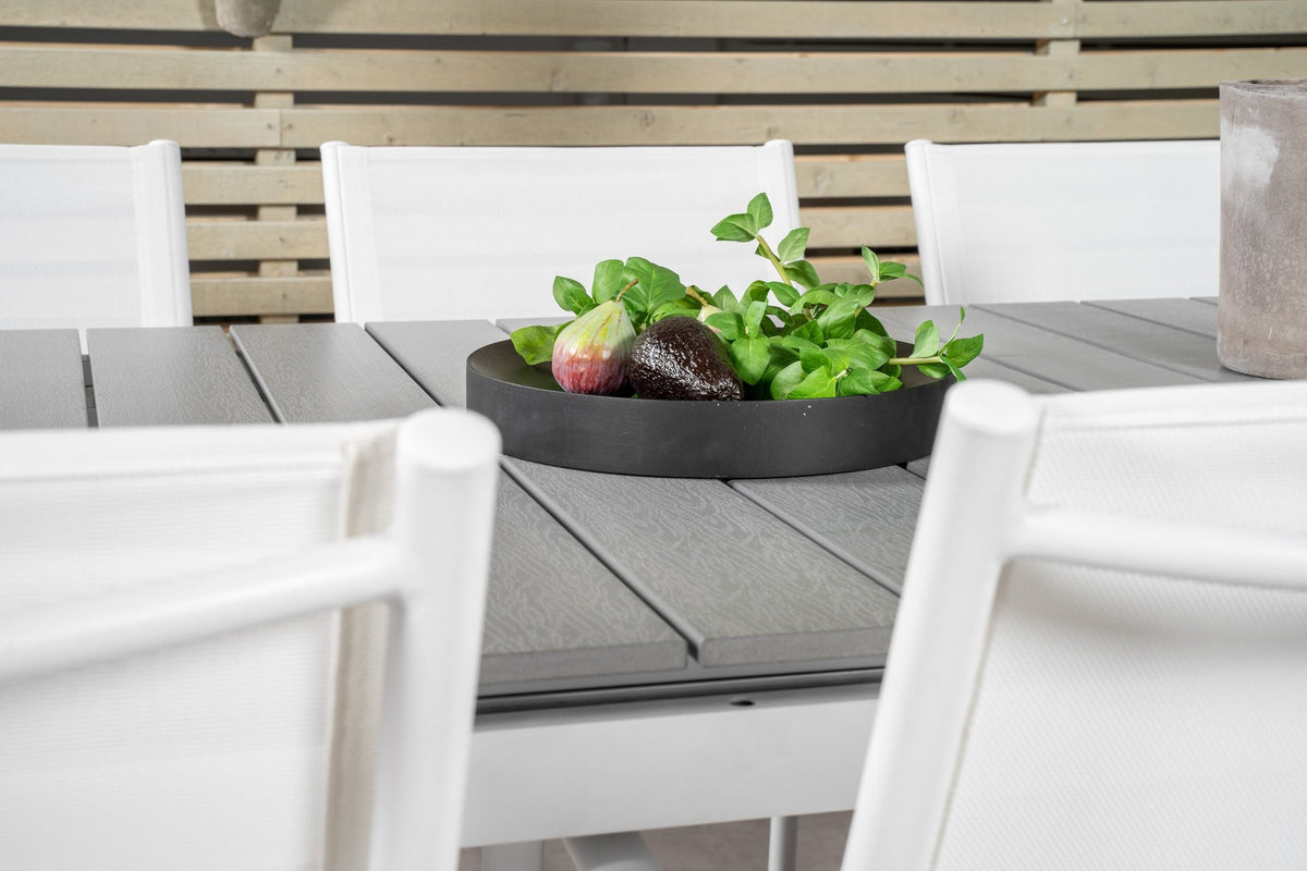 Weisses Gartentischset Levels & Santorini von Venture Home: rechteckiger Esstisch aus Aluminium und Aintwood mit stapelbaren Stühlen in Weiss.