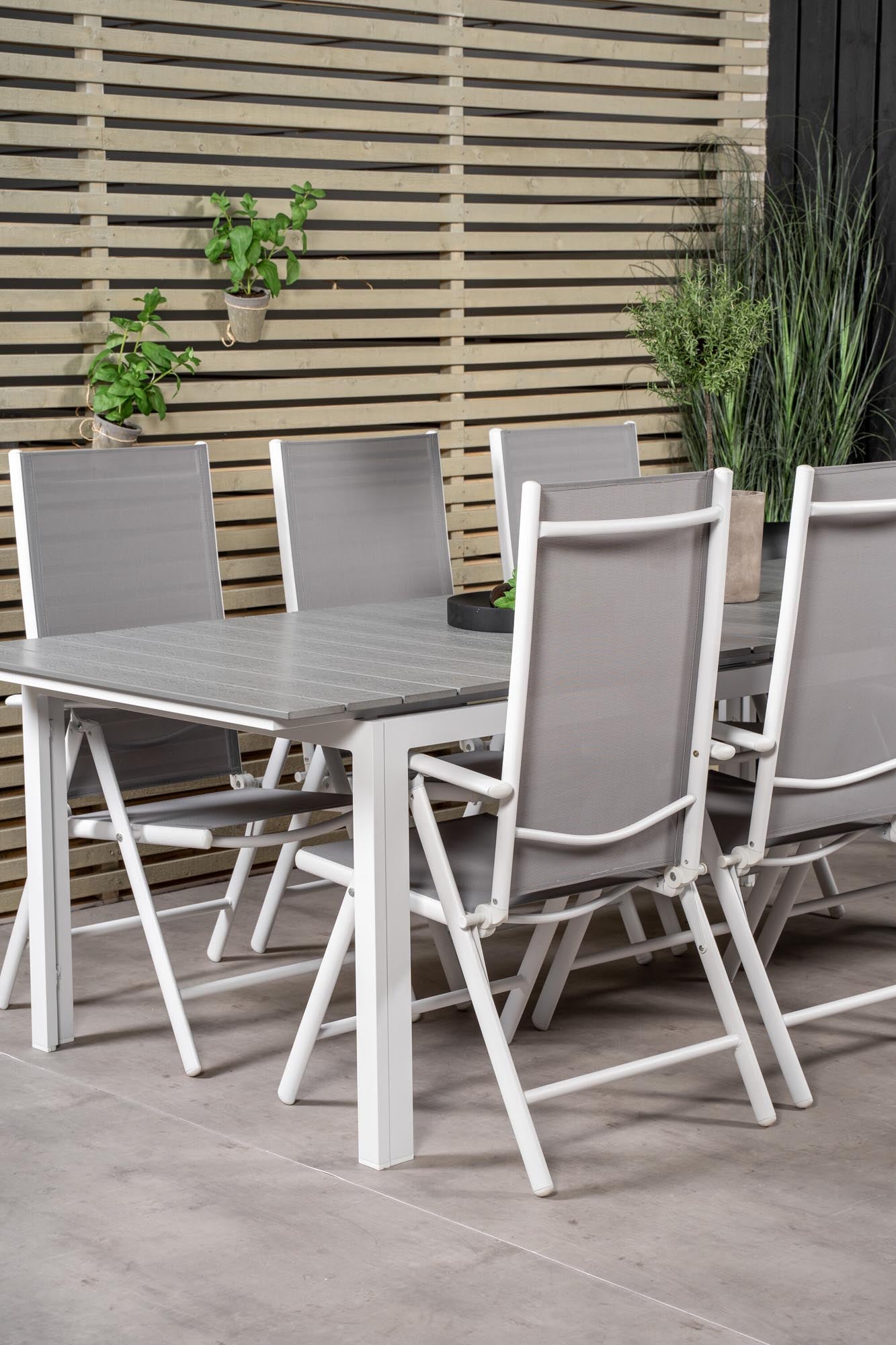 Elegantes Outdoor-Tischset für 6, ideal für stilvolle Gartenfeste.