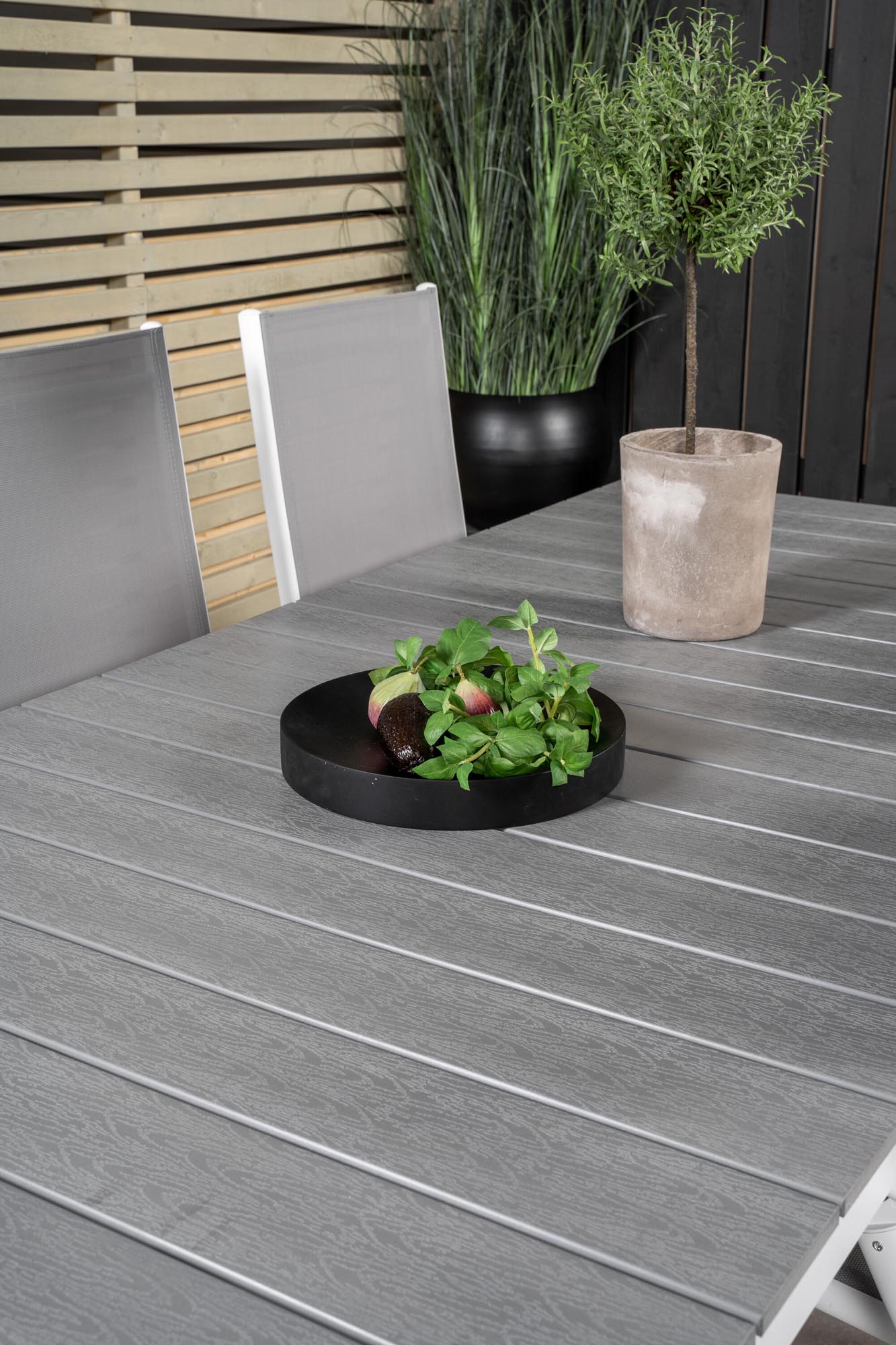 Stilvolles Outdoor-Tischset für 6, ideal für entspannte Sommerabende.