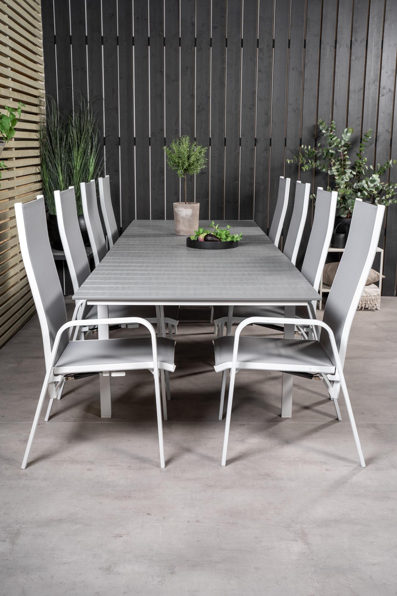 Elegantes Outdoor-Tischset für 8, perfekt für stilvolle Abende.