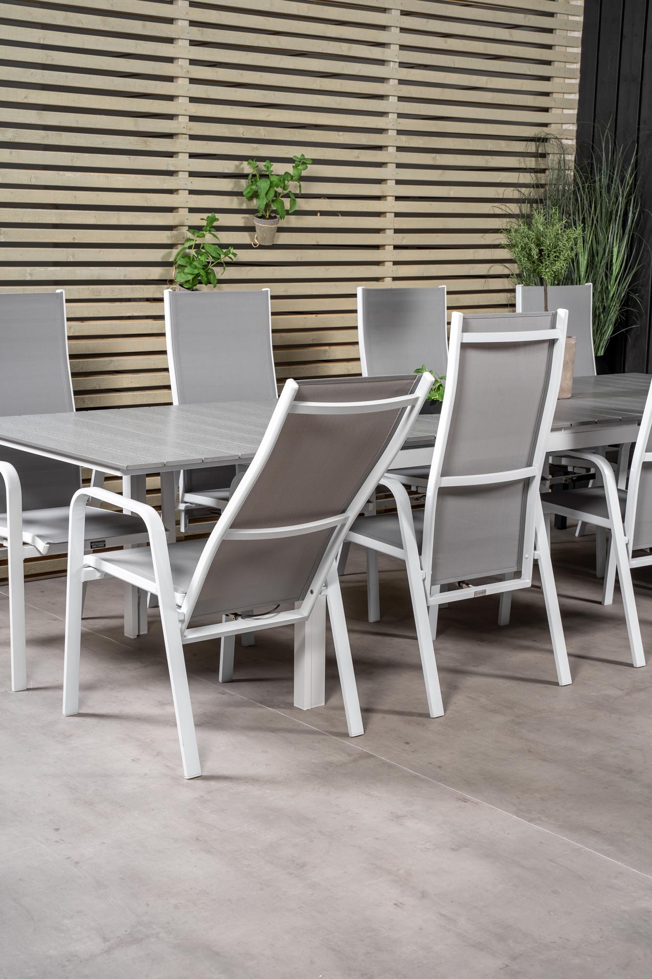 Stilvolles Outdoor-Tischset für 8, ideal für entspannte Abende.