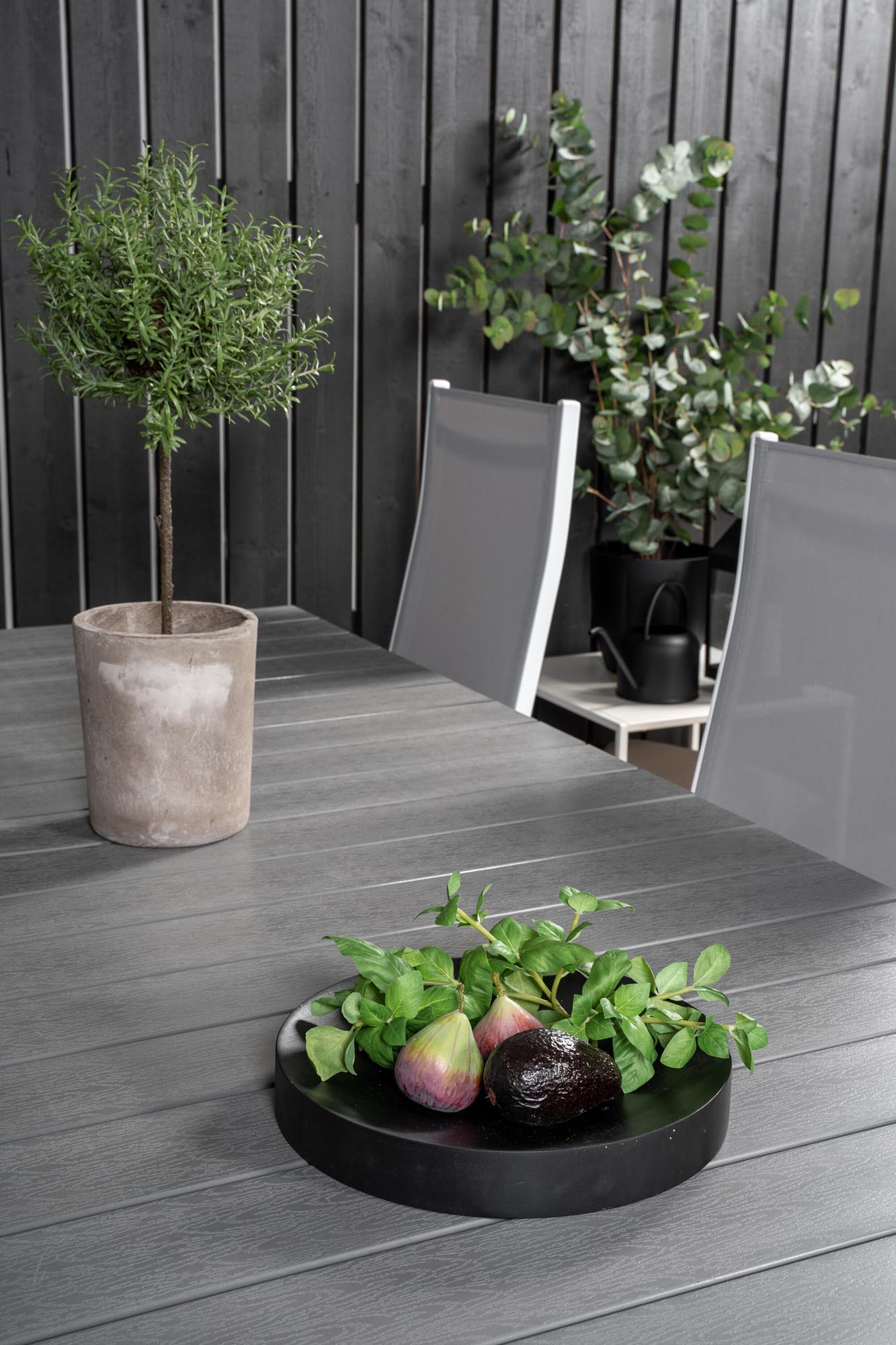 Elegantes Outdoor-Set für 8, perfekt für luxuriöse Gartenpartys.