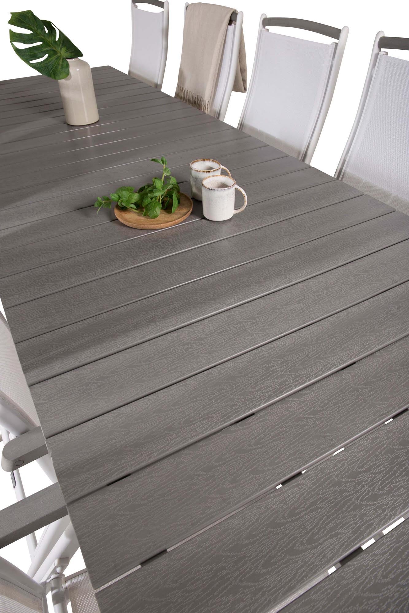 Stilvolles Levels Outdoor-Tischset mit Albany Stühlen für gesellige Abende im Freien. Hochwertige Materialien und elegantes Design für jeden Garten.