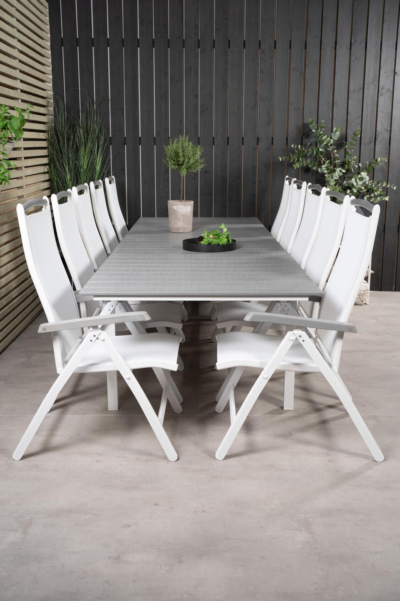Elegantes Outdoor-Tischset mit 8 Stühlen, ideal für Garten oder Terrasse. Robustes Design und hochwertige Materialien.